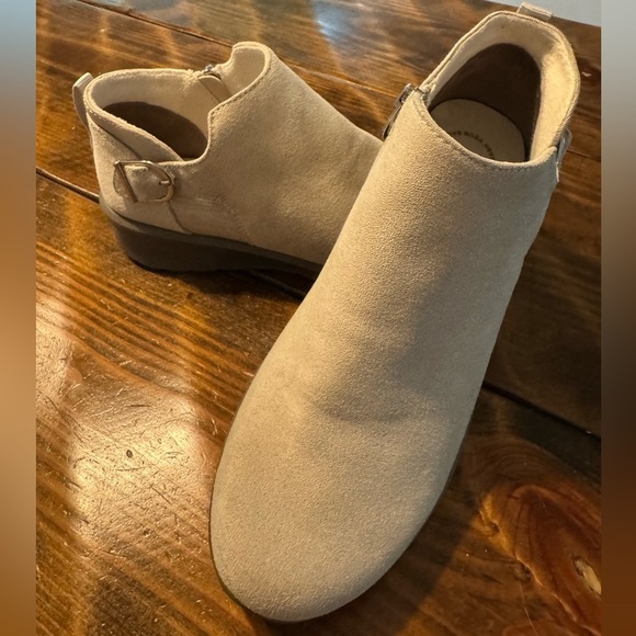 BZEES Genie Comfort Cozy Almond Color low Booties Women’s Size 9 - Picture 2 of 8